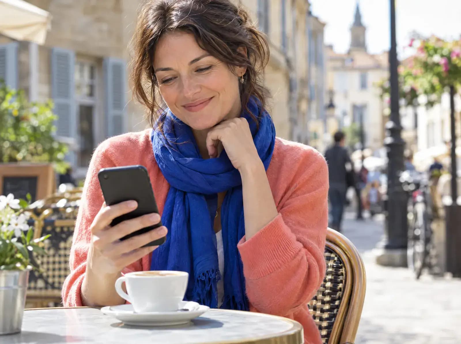 Une personne consulte son invitation sur son téléphone